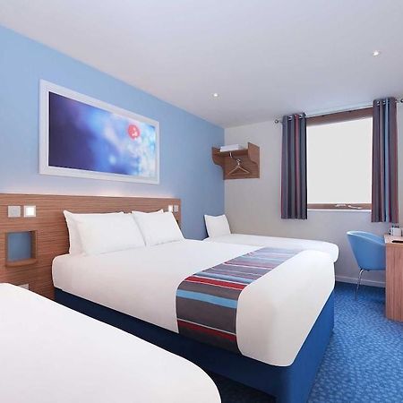 Travelodge London Илинг Экстерьер фото