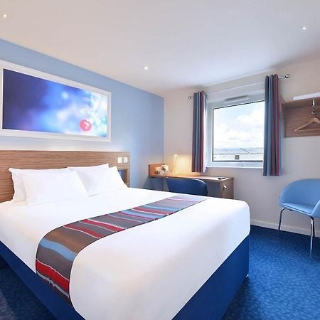 Travelodge London Илинг Экстерьер фото