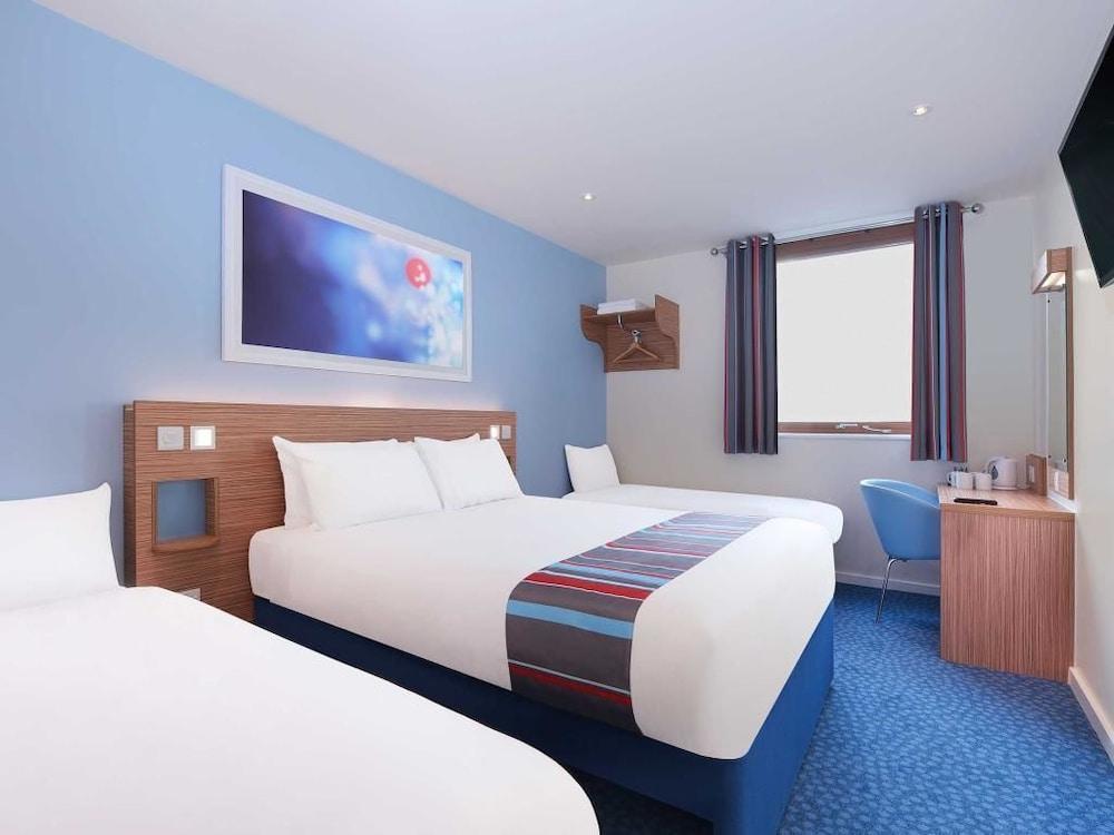 Travelodge London Илинг Экстерьер фото