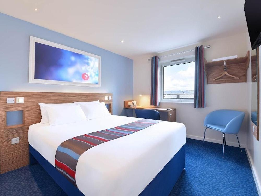 Travelodge London Илинг Экстерьер фото