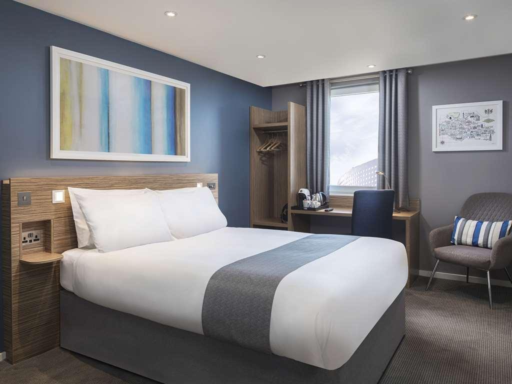 Travelodge London Илинг Номер фото
