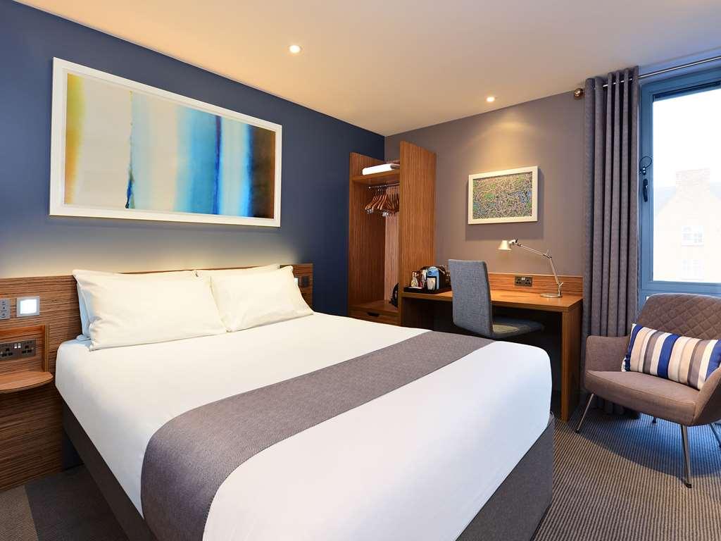 Travelodge London Илинг Номер фото