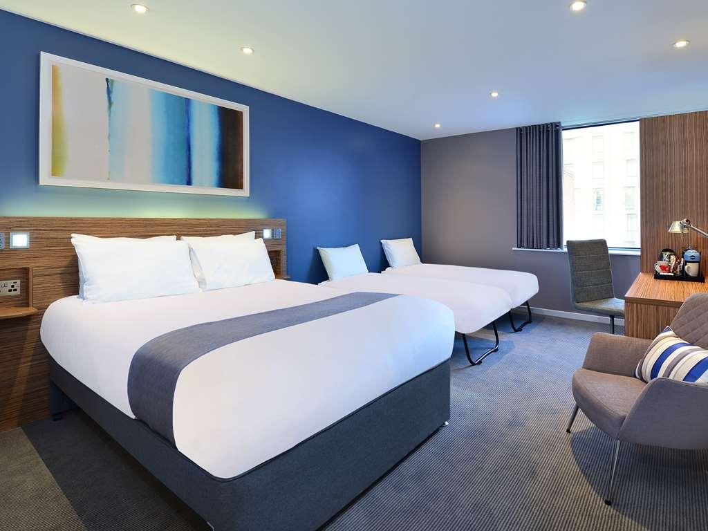 Travelodge London Илинг Номер фото