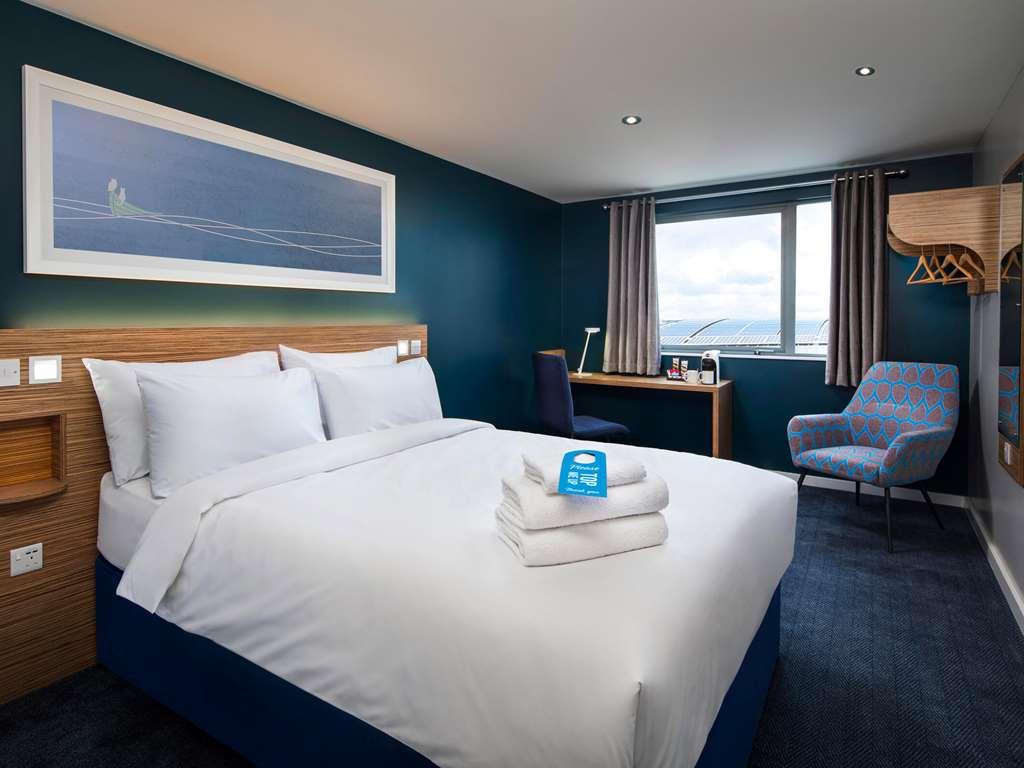Travelodge London Илинг Номер фото
