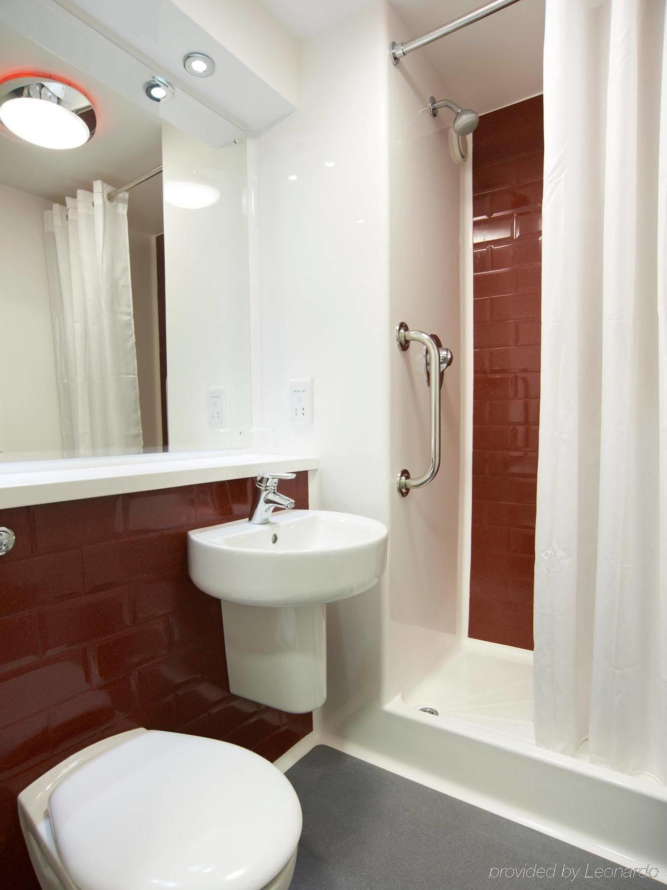 Travelodge London Илинг Экстерьер фото