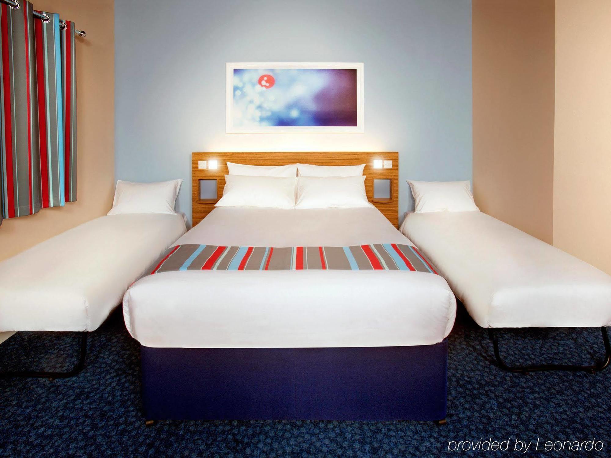 Travelodge London Илинг Экстерьер фото