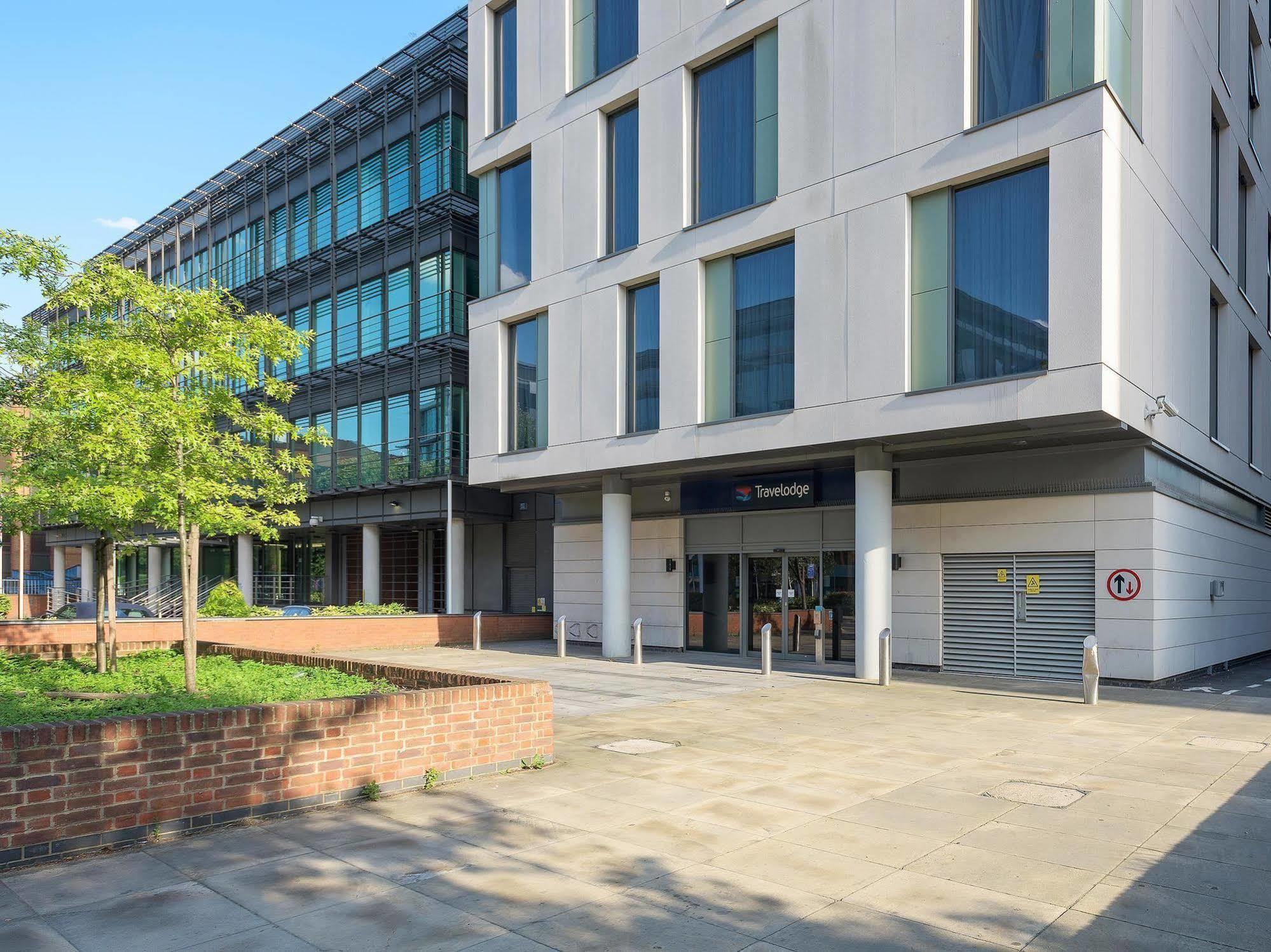 Travelodge London Илинг Экстерьер фото