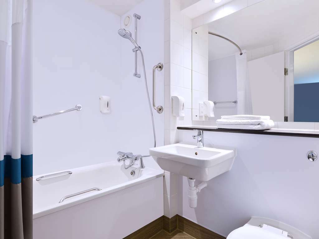 Travelodge London Илинг Номер фото