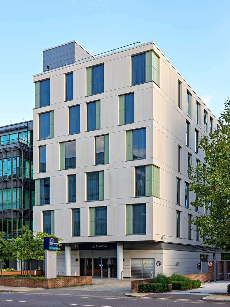 Travelodge London Илинг Экстерьер фото
