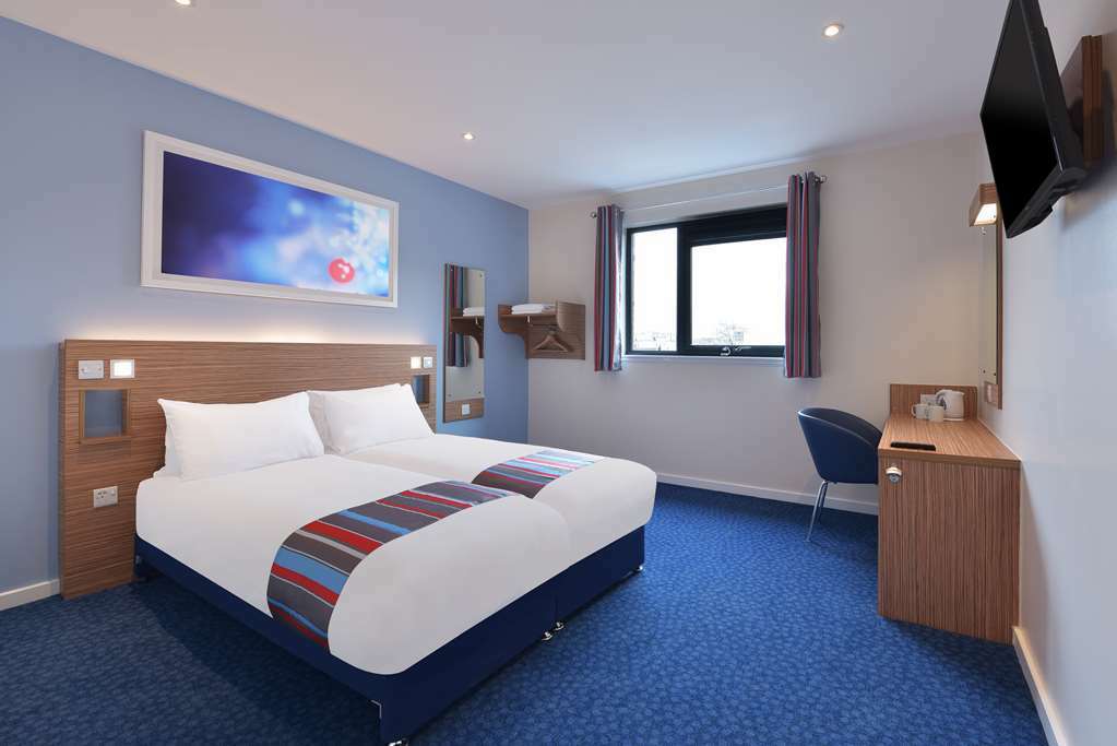 Travelodge London Илинг Номер фото