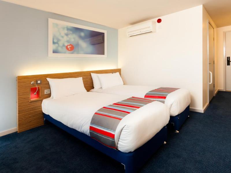 Travelodge London Илинг Экстерьер фото