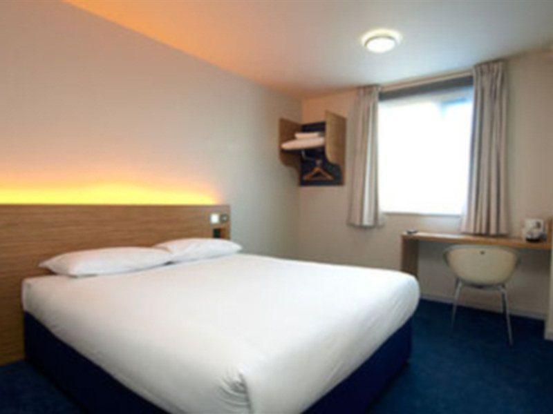 Travelodge London Илинг Экстерьер фото